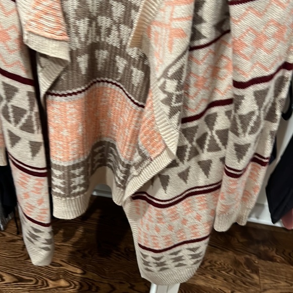 Cleaning my closet out, brand is active and it’s a size large - Picture 2 of 3